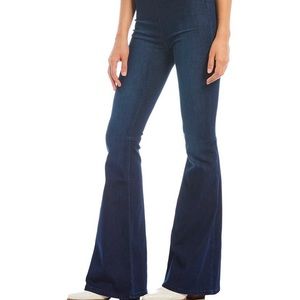 Free People 27 We The Free Gummy Flared Pull On Jeans Dark Wash Denim.
